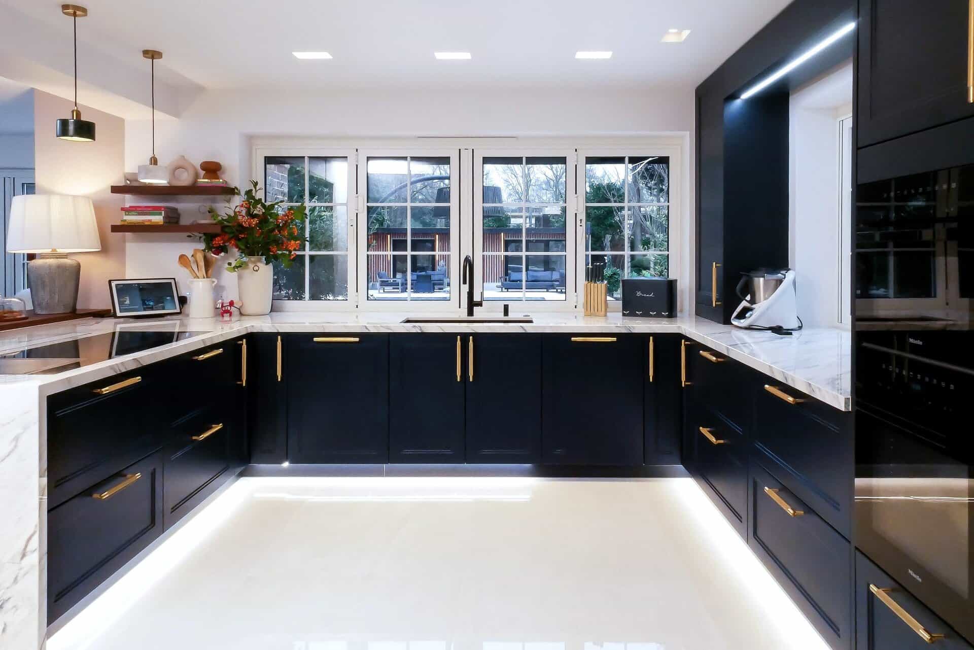 Open Plan Kitchen by Devlin Carpentry in London & Surrey - Traditional meets modern design with a splash of luxury in an open plan living area